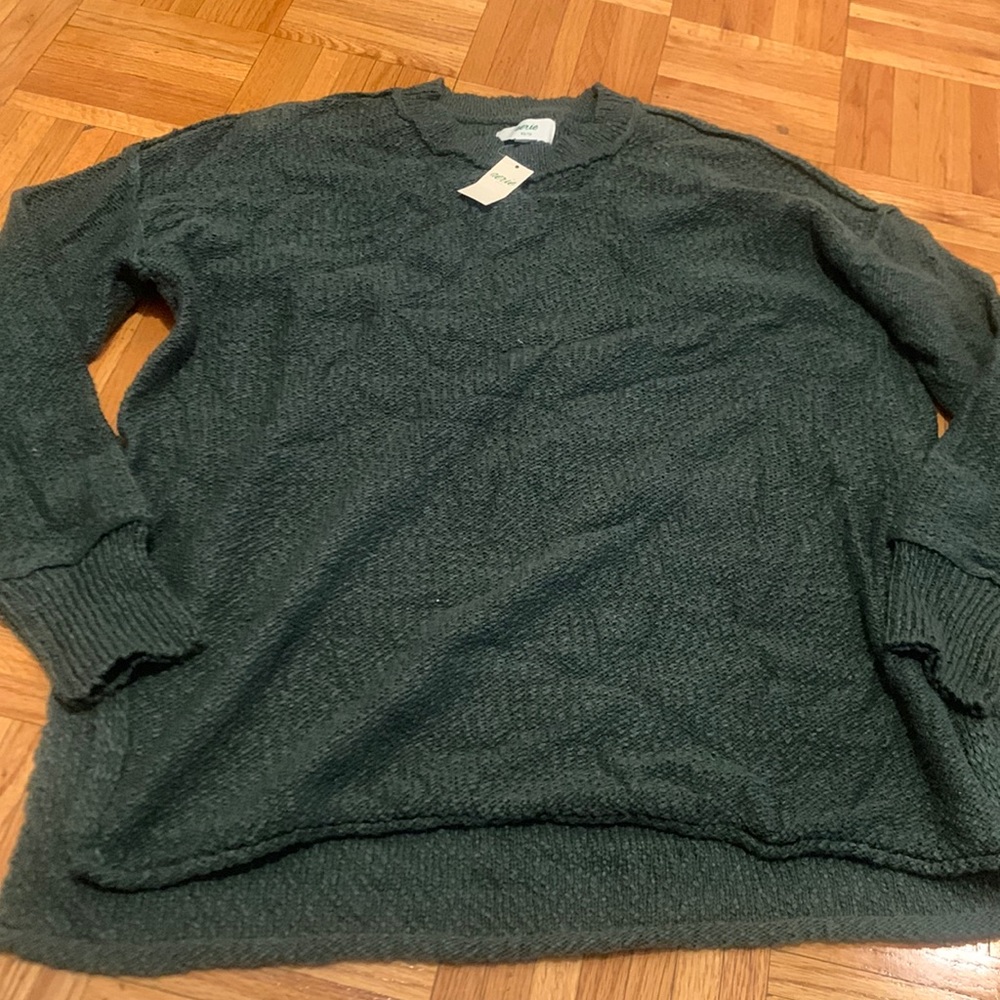 NWT aerie sweater. Hunter green. Size XS. Slits on side.